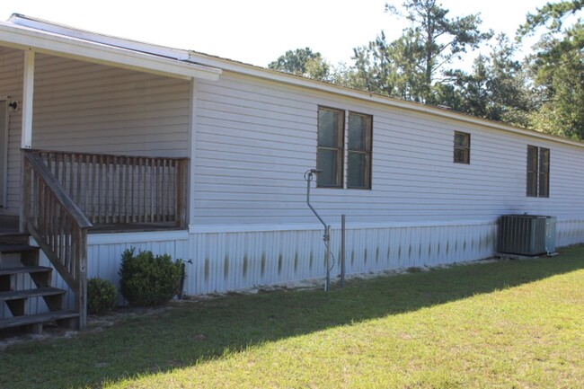 Foto del edificio - Lovely Doublewide in Grand Ridge, FL