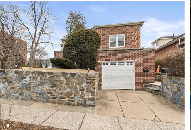 Building Photo - 17 Linden Ave