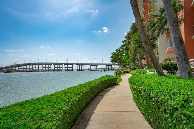 Building Photo - 2640 Lake Shore Dr