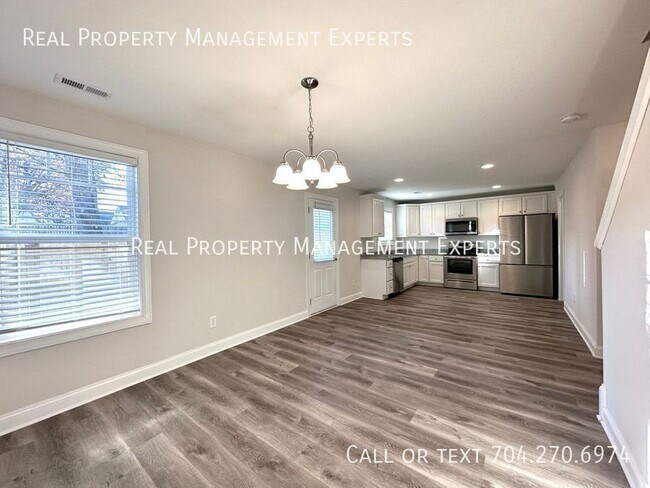 Building Photo - 544 Pitt St