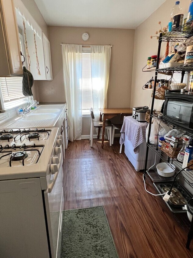 Foto del edificio - Spacious and bright Upper One Bedroom