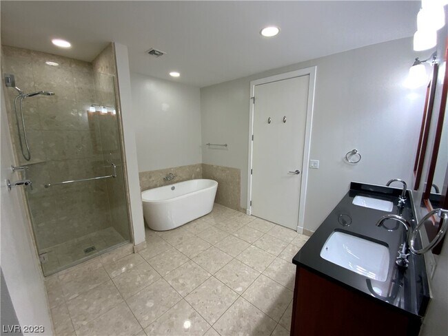 Building Photo - 4525 Dean Martin Dr