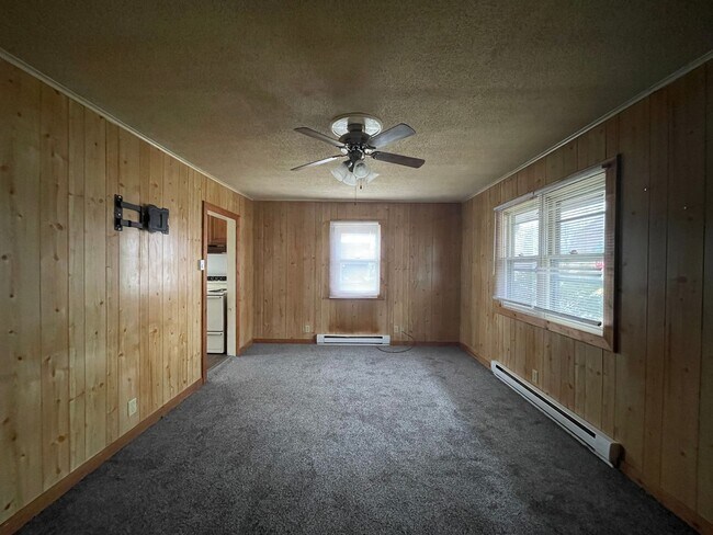 Building Photo - NOW LEASING! Fenced Yard
