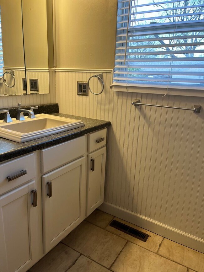 Building Photo - Renovations, bonus room, huge yard! 3 Bedr...