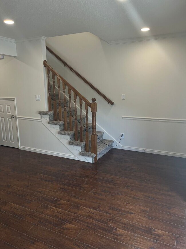 Building Photo - Newly Renovated Provo Townhouse