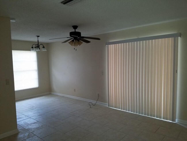 Building Photo - NEWLY REMODELED 3 BEDROOM 2 BATH 1 CAR GARAGE