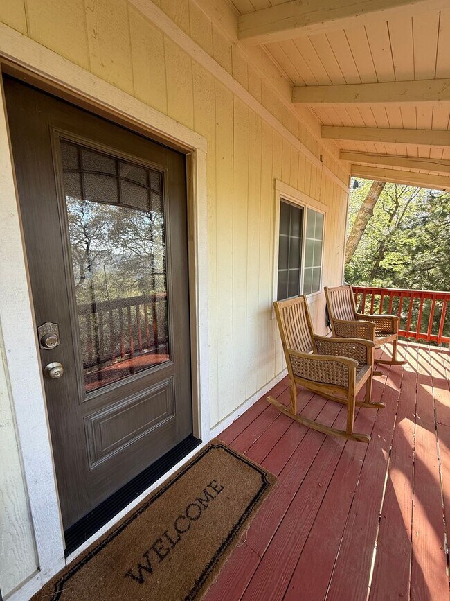 Foto del edificio - Beautiful Crestline Home - Private & Peaceful