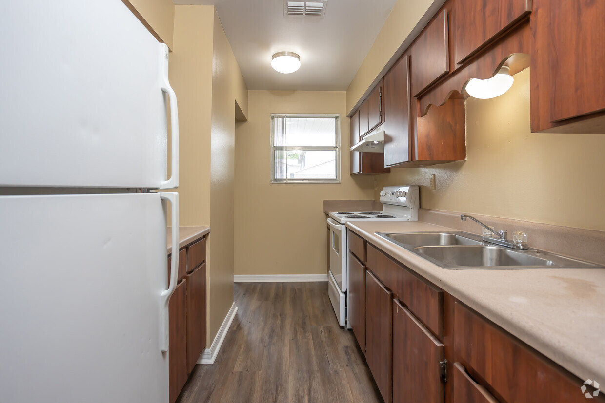 2BR, 1.5BA - 1005SF - Whispering Oaks Apartments