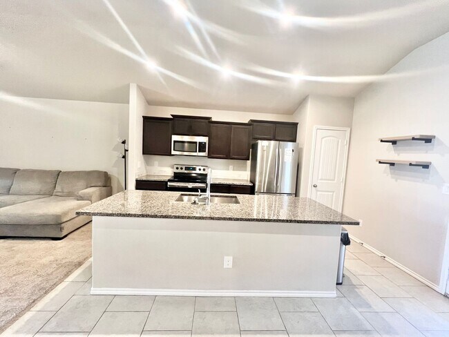 Building Photo - Beautiful, fully furnished 3 bed, 2 bath, ...