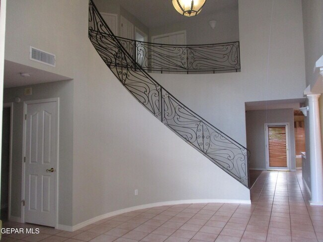 Building Photo - 2030 Paseo Del Prado Dr
