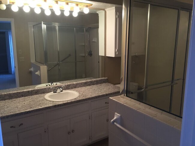 Building Photo - 2 story Edmond Rental