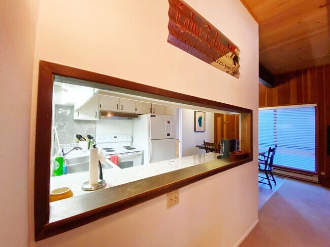 Foto del edificio - 3 Bedroom Condo w a Summer Pool - Blocks from Incline Beach!!