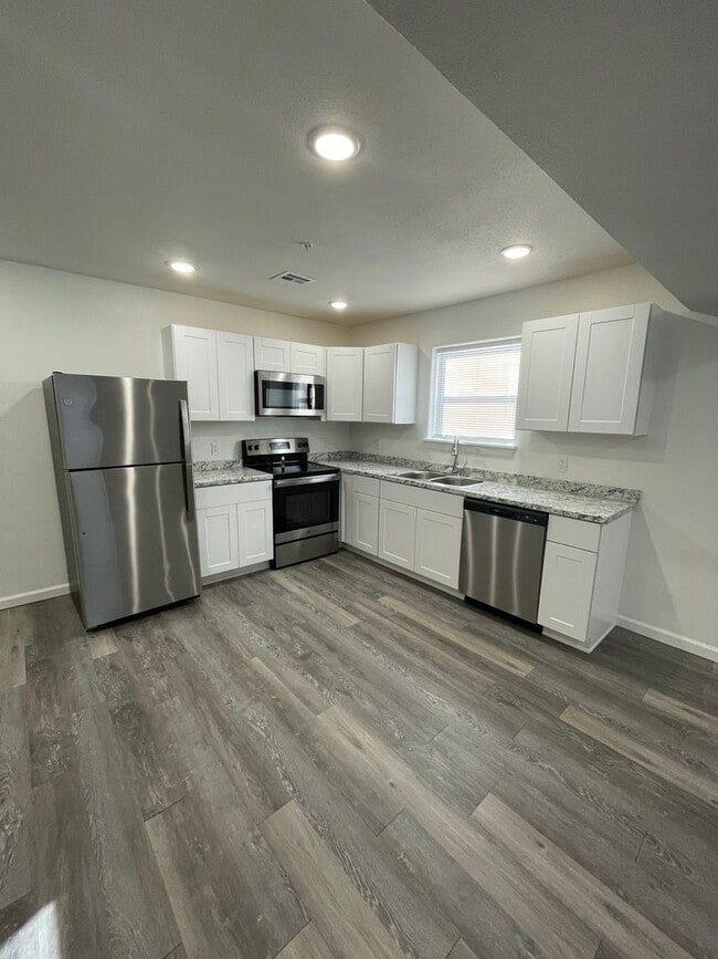 Building Photo - Townhomes Now Available in Strafford MO!