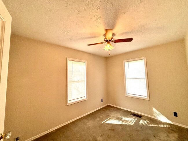 Building Photo - 2 Bedroom, 1 Bath Home - North Side Locati...
