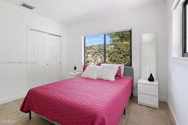Foto del edificio - 2 br, 2 bath House - 36 NW 52nd St # 2
