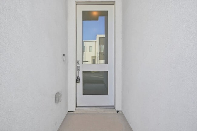 Building Photo - 5519 Paraiso Pl