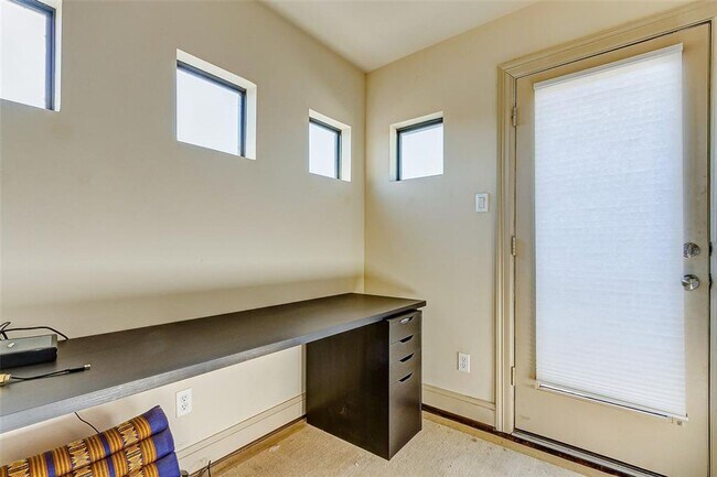 Photo - Bright and spacious townhome with a beautiful rooftop terrace to relax.