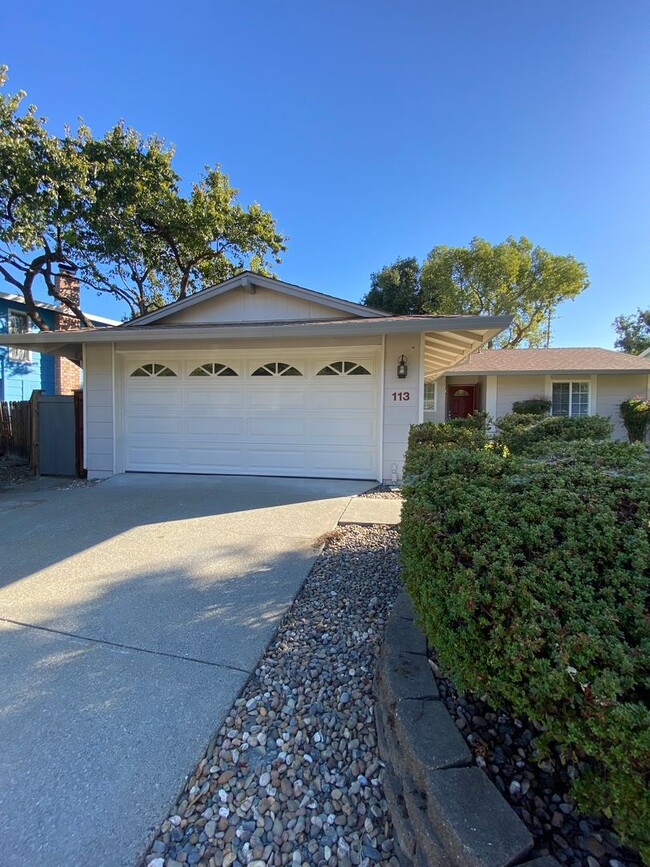 Building Photo - AVAILABLE NOW!!  Cute 2 bed/ 1 bath nestle...