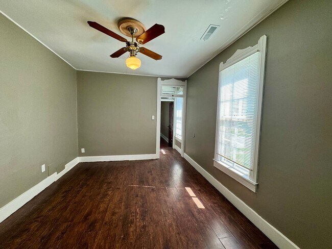 Foto del edificio - Spacious 2-bedroom, 1 bath apartment