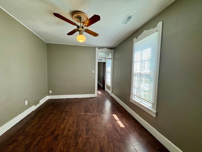 Building Photo - Spacious 2-bedroom, 1 bath apartment