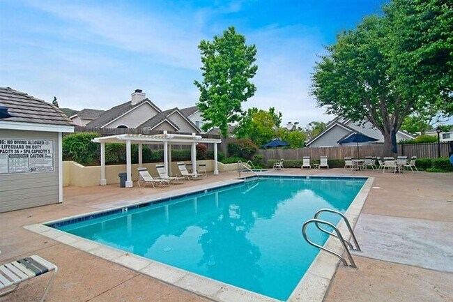 Foto del edificio - 3 bedroom home in Cambridge available NOW.
