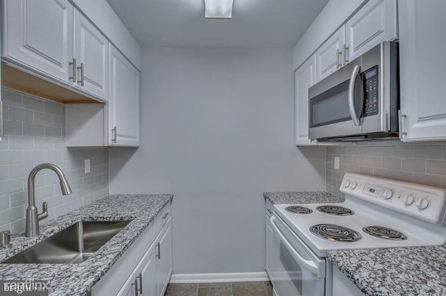 Building Photo - 2 br, 1 bath Condo - 1 Radnor Dr