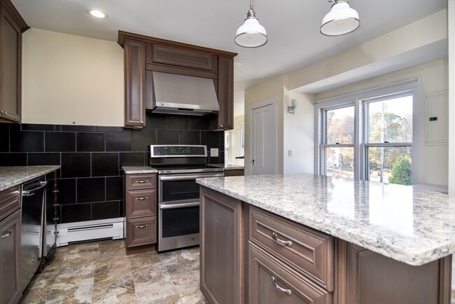 Building Photo - 110 Main St