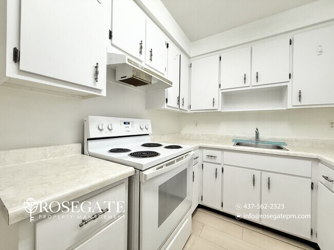 Photo du bâtiment - Pet-Friendly 2-Bedroom Apartment with Parking, Ensuite Laundry & Deck in East York