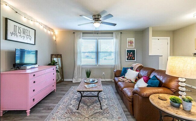 Foto del edificio - Great 3 bedroom 2 bathroom house with lots...