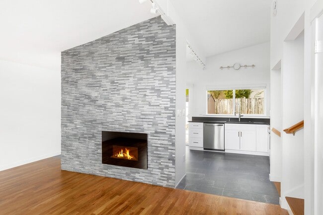 Building Photo - Beautiful 4 bed, 2 bath trilevel in Lake Hills!