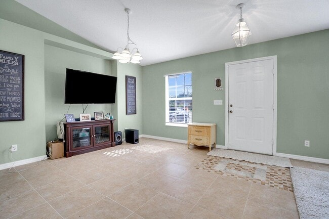 Building Photo - 707 NW Floresta Dr