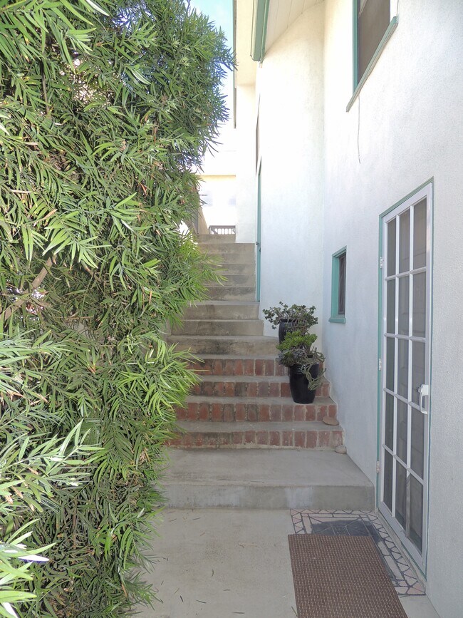 Entrada - 1530 Hermosa Ave