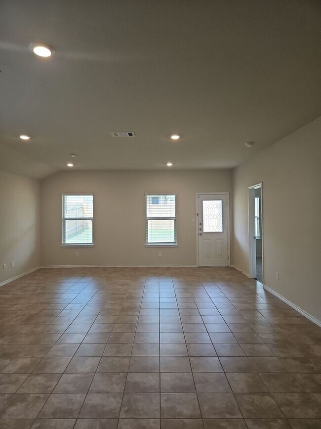 Foto del edificio - NEW IN MANAGEMENT - AVAILABLE NOW!