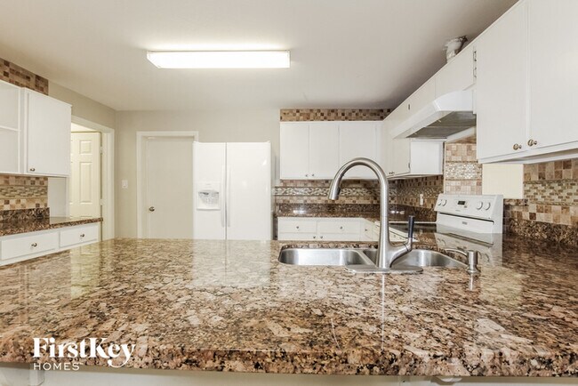 Building Photo - 2126 W San Miguel Ave
