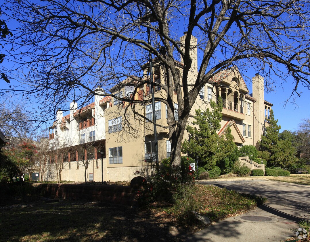 Building Photo - 1704 West Avenue Apartments