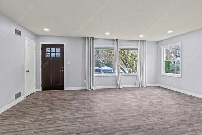 Photo - 7331 SW Oak St House