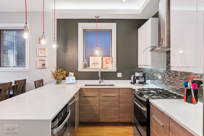 Building Photo - WICKER PARK - ULTRA MODERN 3BD/2BTH COND FOR RENT!