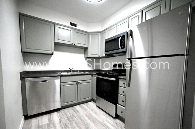 Foto del edificio - 131 Adkinson Dr