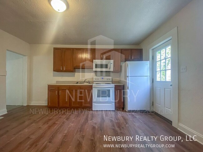 Building Photo - Charming Two-Bedroom Townhouse-Style Apart...