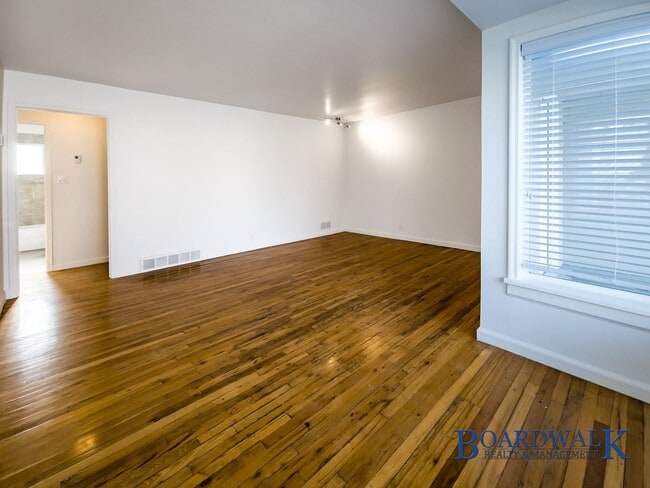 Foto del edificio - Spacious 4-Bed Home with Basement & Covered Patio