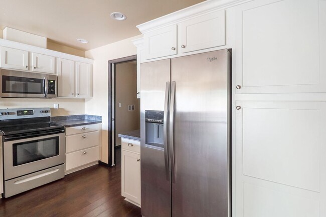 Building Photo - 2 Bed 2 Bath - Mini-split A/C - New Interi...