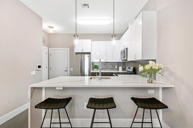 Building Photo - 313 Pine St