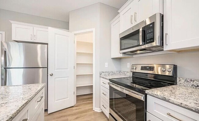 Foto del edificio - 705 Poplar Cir