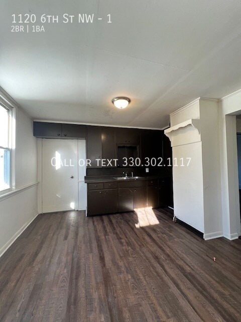 Foto del edificio - Spacious 2 bedroom first level apartment -...
