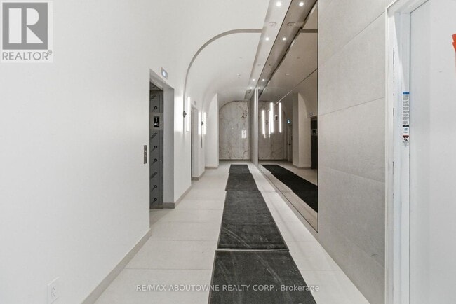 Building Photo - 2075 Lakeshore Rd.