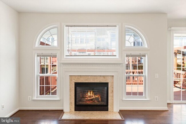 Foto del edificio - 7056 Courtyard Way