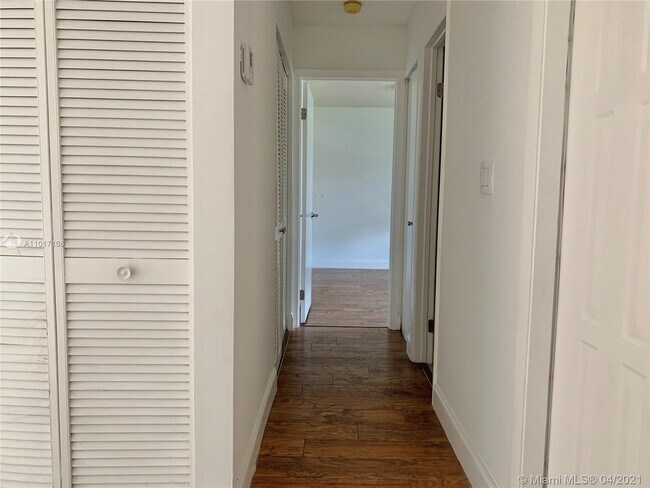 Foto del edificio - 3544 Magellan Cir