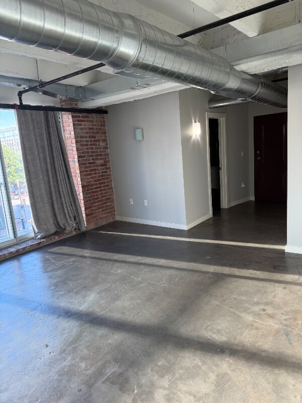 Foto del edificio - 310 E 1st St