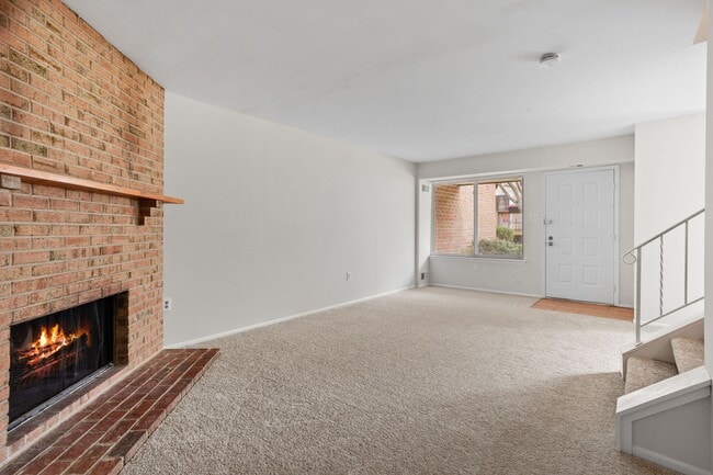 Building Photo - 2211 Greenwood Dr