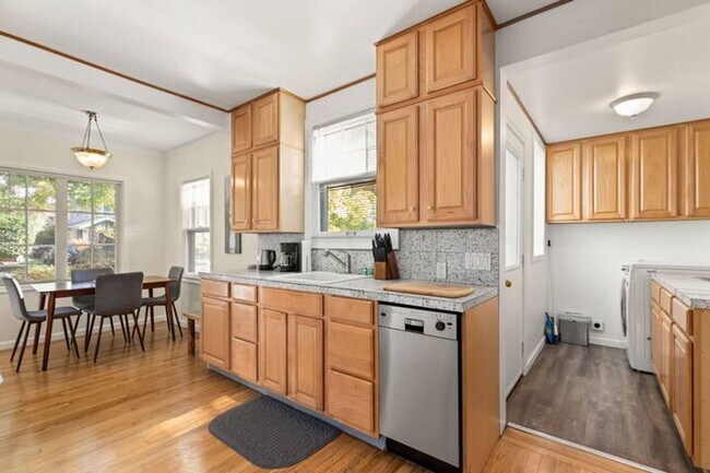 Building Photo - 2 Bed, 1 Bath in the Irvington Neighborhood!